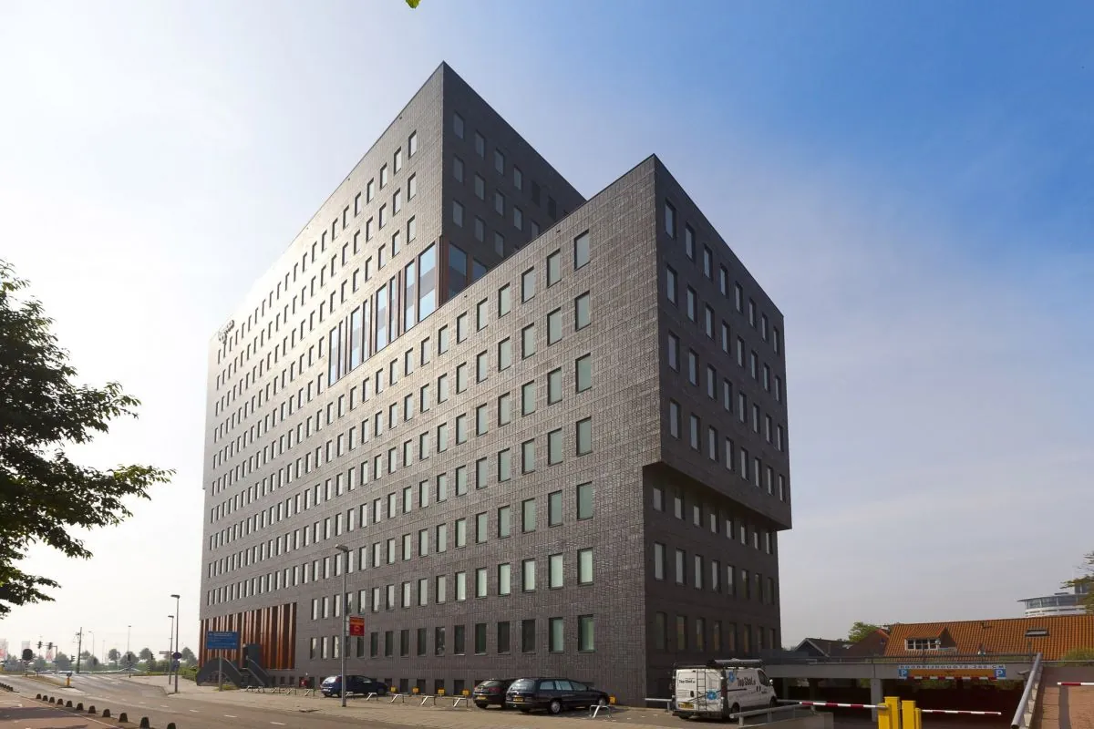 Modern kantoorgebouw aan de Laan van Zuid Hoorn met een strak gevelontwerp en vele ramen.